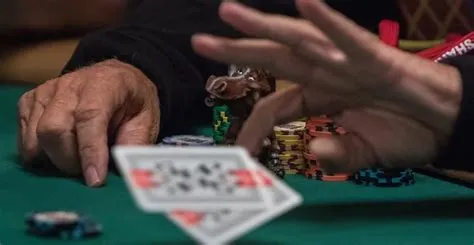 How often does a good poker player fold