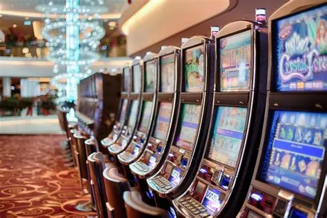 How do casinos manipulate slot machines