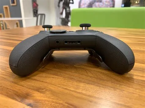 Does the xbox elite series 2 controller have a headphone jack