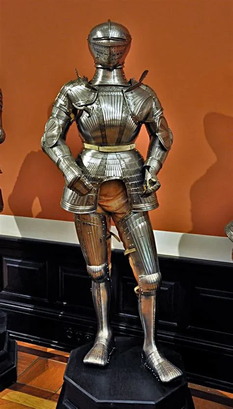 How much did 16th century knight armor weigh