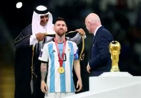 What did the emir of qatar give messi?