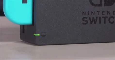 Does the green light stay on when switch is charging