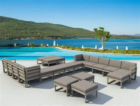 How to choose pool furniture