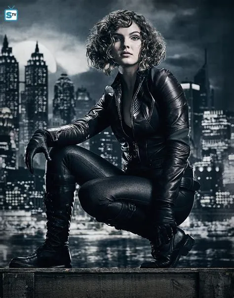 How tall is selina kyle