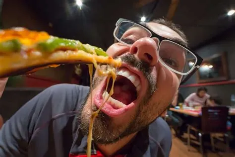 Is it polite to eat with your mouth open in china