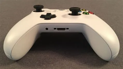 What is the port on the bottom of the xbox one s controller